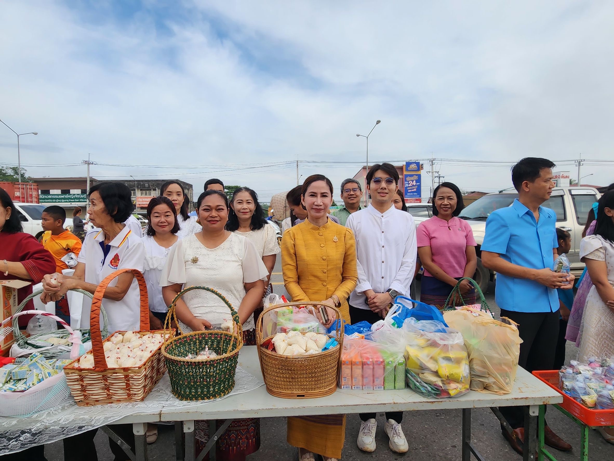 ✨ พช.วังน้ำเขียว เข้าร่วมกิจกรรมตักบาตรเทโวโรหณะ เนื่องในวันออกพรรษา ประจำปี 2568 ✨