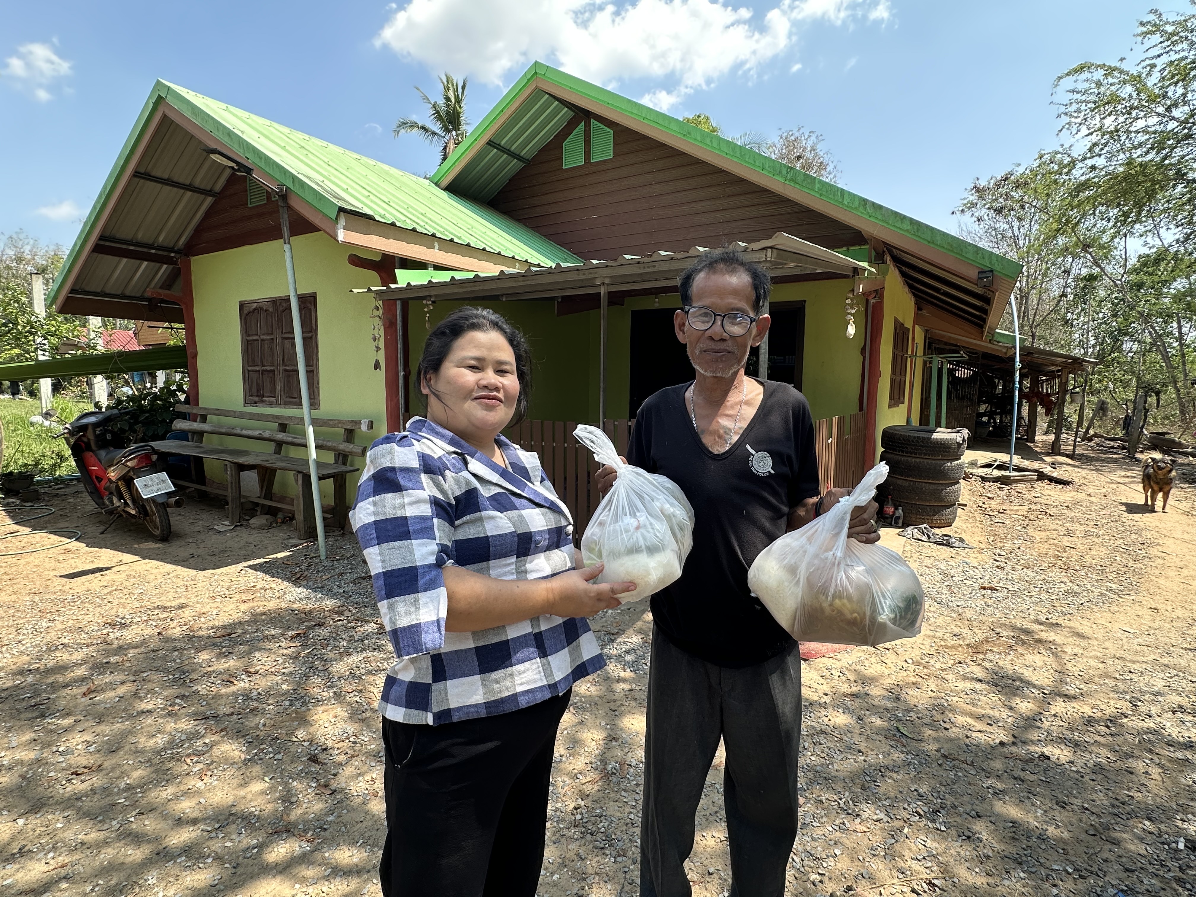 ✨ พช.วังน้ำเขียว ลงพื้นที่เยี่ยมครัวเรือนตกเกณฑ์ จปฐ. มอบของอุปโภคบริโภค สร้างขวัญกำลังใจ 