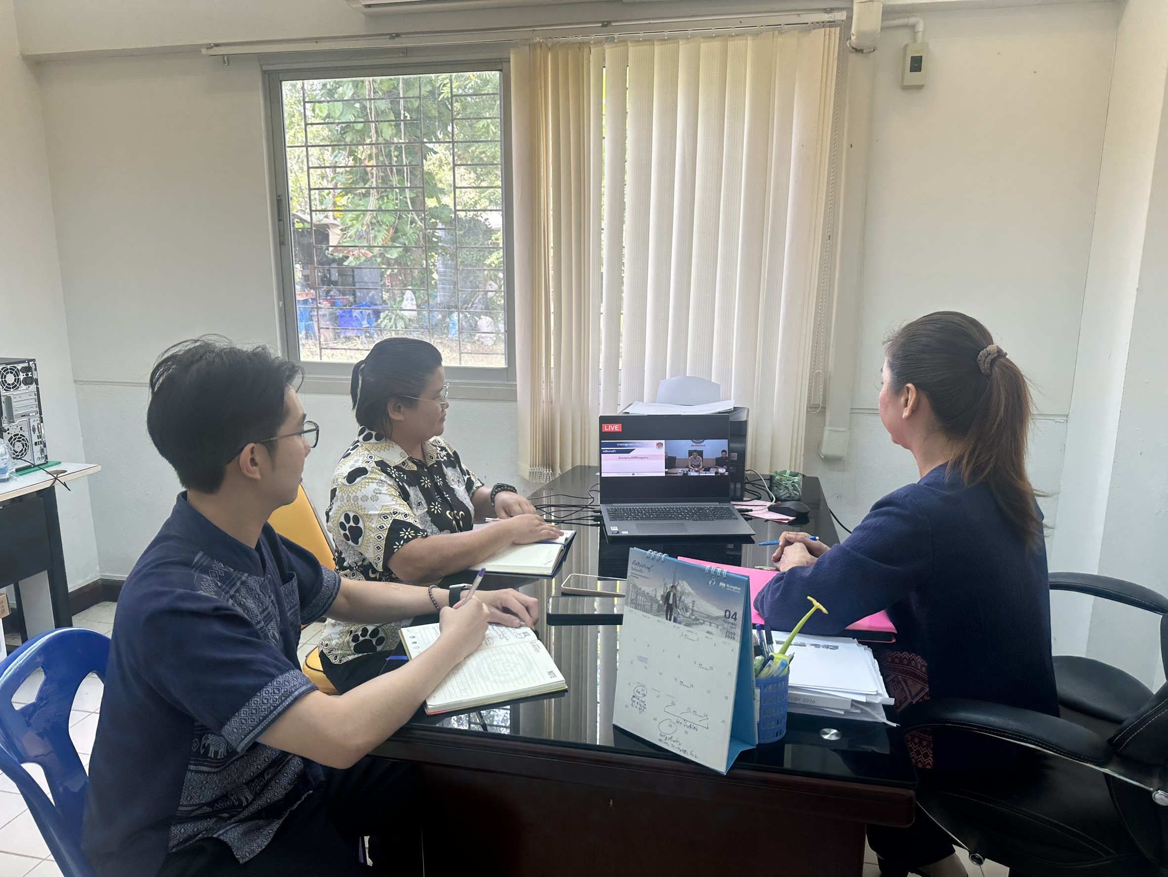  💻✨ พช.วังน้ำเขียว ร่วมประชุมกรมการพัฒนาชุมชน ครั้งที่ 5/2569 รับมอบนโยบาย “ไทยช่วยไทย พลัส” ขับเคลื่อนเศรษฐกิจฐานรากและยกระดับ OTOP อย่างยั่งยืน 💛  📅 วันอังคารที่ 26 พฤษภาคม พ.ศ. 2569 🕙 เวลา 10.00 น.  พช.วังน้ำเขียว เข้าร่วมการประชุมกรมการพัฒนาชุมชน ครั้งที่ 5/2569 ประจำเดือนพฤษภาคม ผ่านระบบวีดิทัศน์ทางไกล (Video Conference) เพื่อรับทราบนโยบายและติดตามความก้าวหน้าการดำเนินงานพัฒนาชุมชนทั่วประเทศ โดยมี นายสยาม ศิริมงคล อธ
