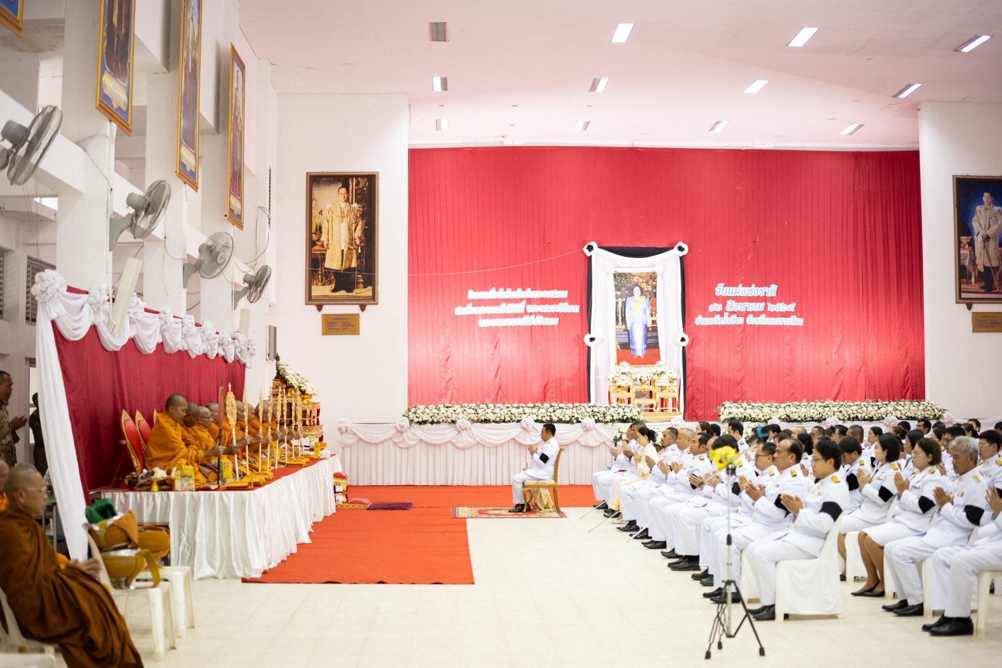 💖 พช.วังน้ำเขียว ร่วมพิธีสวดพระพุทธมนต์และทำบุญตักบาตรถวายพระราชกุศล เนื่องในวันคล้ายวันพระราชสมภพ สมเด็จพระนางเจ้าสิริกิติ์ พระบรมราชินีนาถ พระบรมราชชนนีพันปีหลวง และวันแม่แห่งชาติ 💙